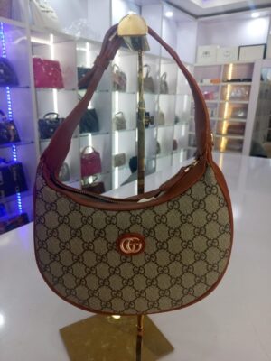 b8dc5d29-743c-42d2-9584-bfd1e2c310e7 Lady fashion bag