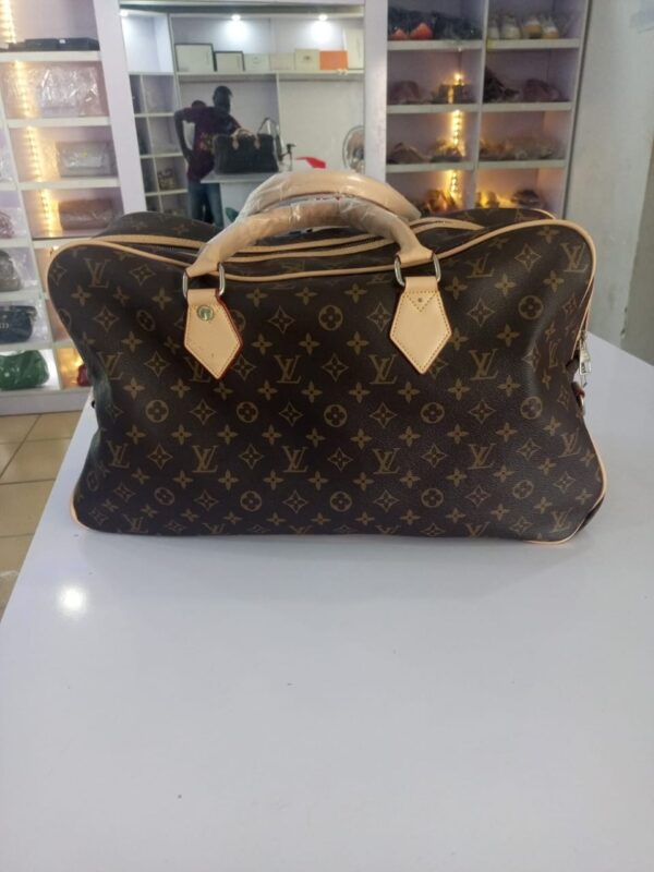 d2952b95-9553-419d-ad2c-c9fe441101b3 Traveling bag