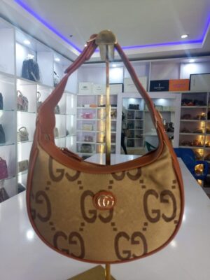 fe405c9e-558e-4810-b586-37810997bd9d Lady fashion bag